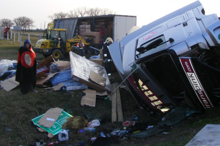 Árokba borult egy bútorszállító kamion