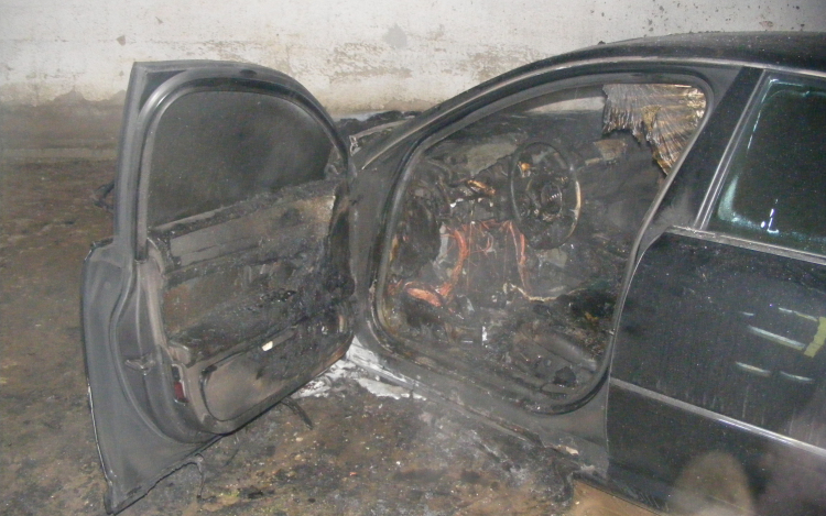 Kigyulladt egy autó Cegléden