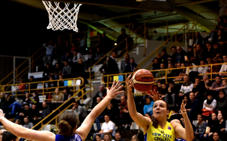 A harmadikat is bezsákolták a lányok