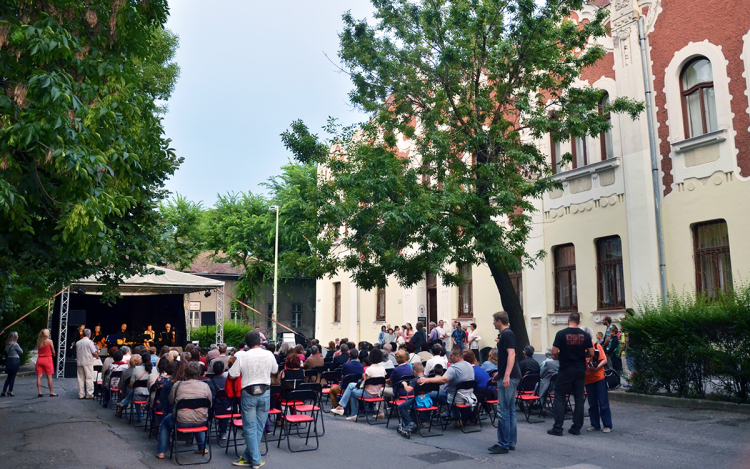 Hosszú este a Múzeum utcában