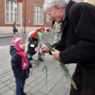 Szegfűvel köszöntötték a hölgyeket