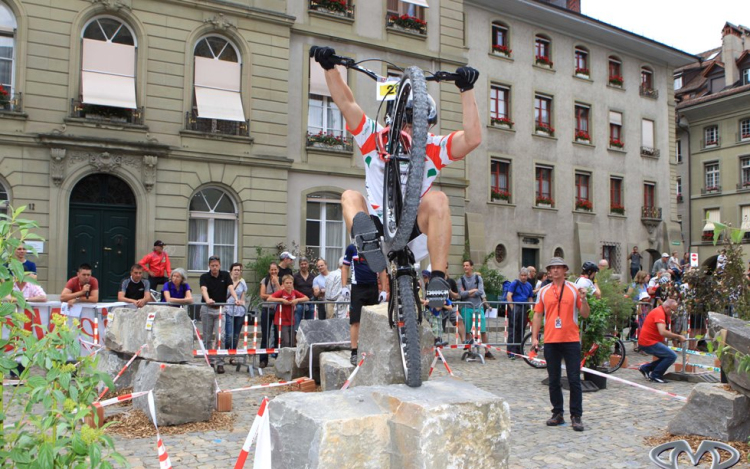 Két kerékkel a Szabadság téren