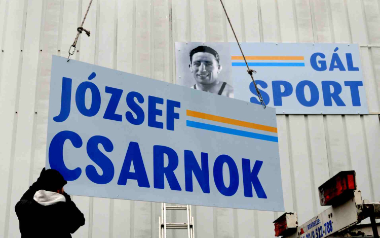 A Sportcsarnok új névtáblája