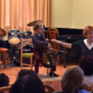 Hangszerbemutató és hangszersimogató a zenesuliban