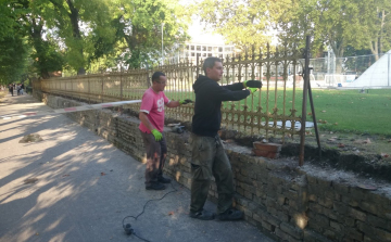 Bontják az uszoda kerítését