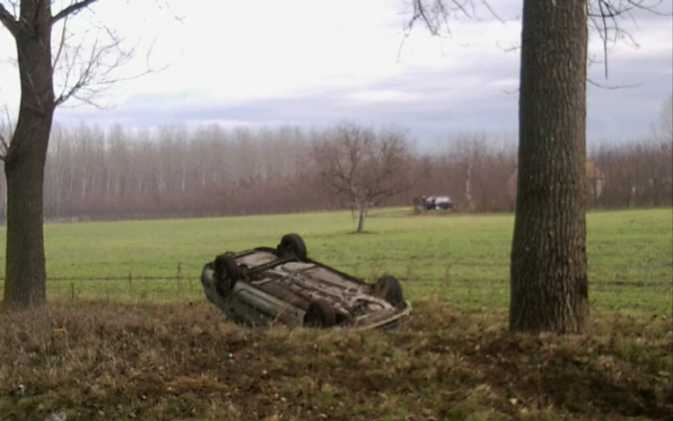 Árokba borult egy személyautó