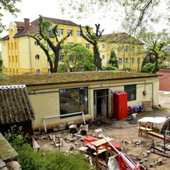 Bontás a sportuszodában 