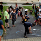 Demonstráció az éjszakai autóversenyzés ellen