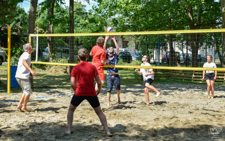 Strandröplabda versenyt rendeztek