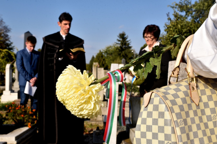 Koszorúzással kezdődött az október 23-ai megemlékezés