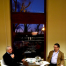 Zenés kávéház a könyvtárban