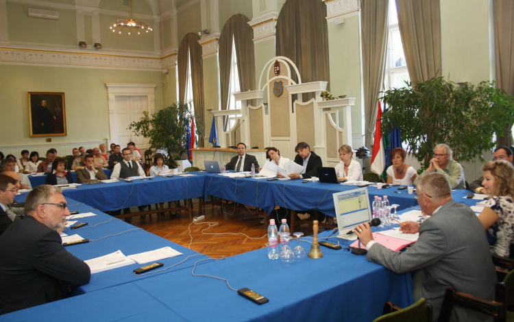 9 új zebra, 30-as tábla és 400 millió a Malomtó szélre…