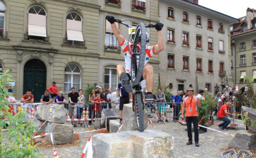 Két kerékkel a Szabadság téren