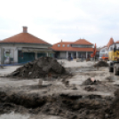 Folyik a piac átépítése