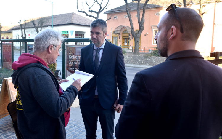 Aláírás gyűjtés a postánál