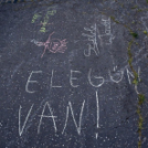 Demonstráció az éjszakai autóversenyzés ellen