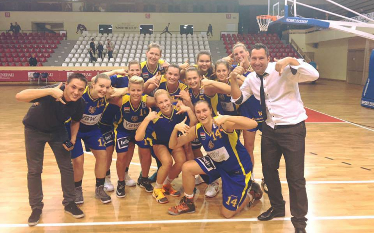 Este várnak a Cziczás lányok