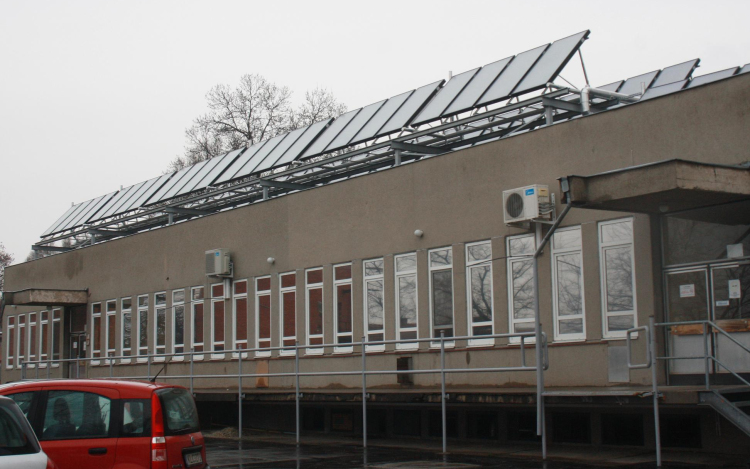 Az ország legnagyobb egybefüggő napkollektoros rendszere Cegléden