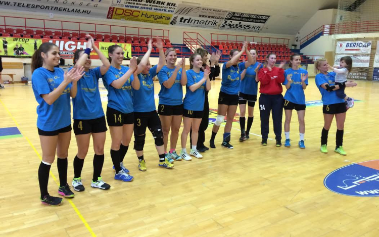 Este várnak a lányok a Sporiban