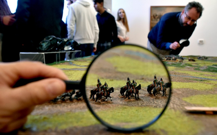 Csudáknak éve - kiállítás a Ceglédi Galériában