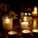 Csendes gyertyagyújtás a Dobmúzeum előtt