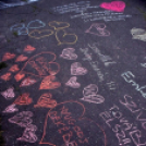 Demonstráció az éjszakai autóversenyzés ellen