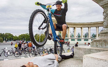 Bringával gázolt át Hege a szépségkirálynőn