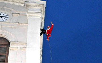 Beugrott a mikulás Ceglédre