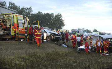 Tömegbaleset az M5-ösön: három halott, húsz sérült