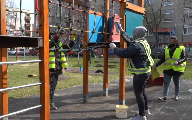 Fertőtlenítik a játszótereket