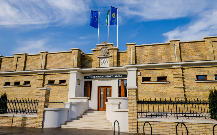 Csobbanó csütörtök a ceglédi strandon