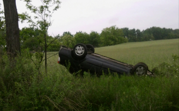 Árokba borult autó