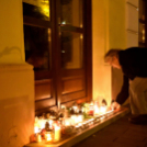 Csendes gyertyagyújtás a Dobmúzeum előtt