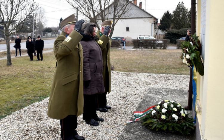 Csendes koszorúzással emlékeztek