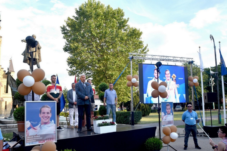 Vízilabda olimpikonok a főtéren