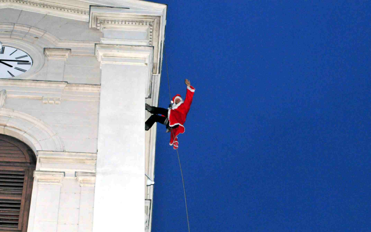 Beugrott a mikulás Ceglédre