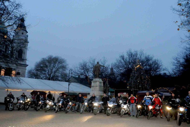 Motorosok a Szabadság téren