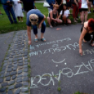 Demonstráció az éjszakai autóversenyzés ellen