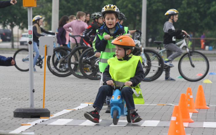 Mobil KRESZ parkot nyert a város