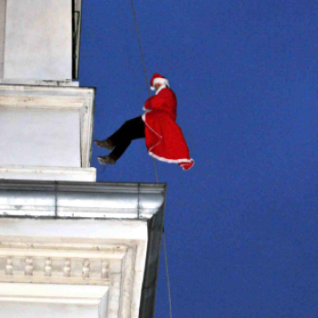 Ceglédi mikulás a templomtoronyból