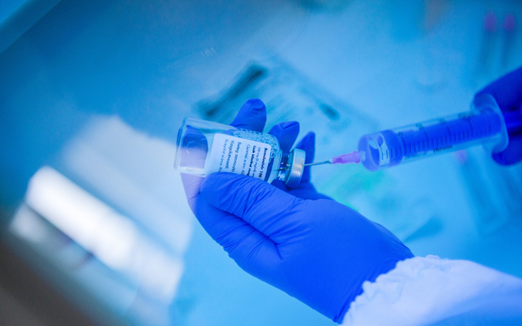 Három oltás kell az oltási igazolványhoz