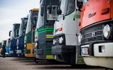 Mintegy száz régi Ikarus autóbuszt mutatnak be a hétvégén az Aeroparkban