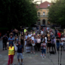 Demonstráció az éjszakai autóversenyzés ellen