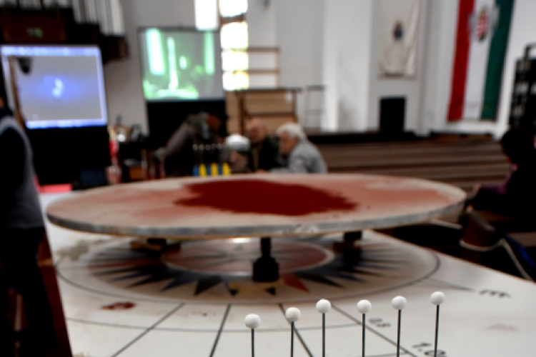 Újra lengett a Foucault-inga