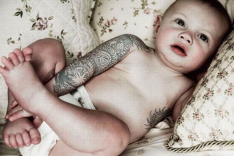 Döbbenet - Alig három évesen tetoválják VIDEÓ
