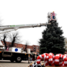 Fenyőfaállítás a Szabadság téren