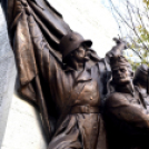 Gyertyagyújtás az emlékműnél