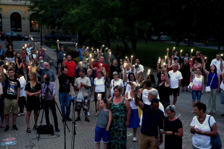 Demonstráció az éjszakai autóversenyzés ellen