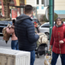 Szegfűvel köszöntötték a hölgyeket