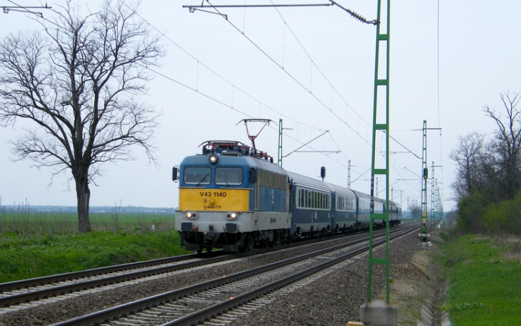 Leszakadt felsővezeték miatt késtek a vonatok